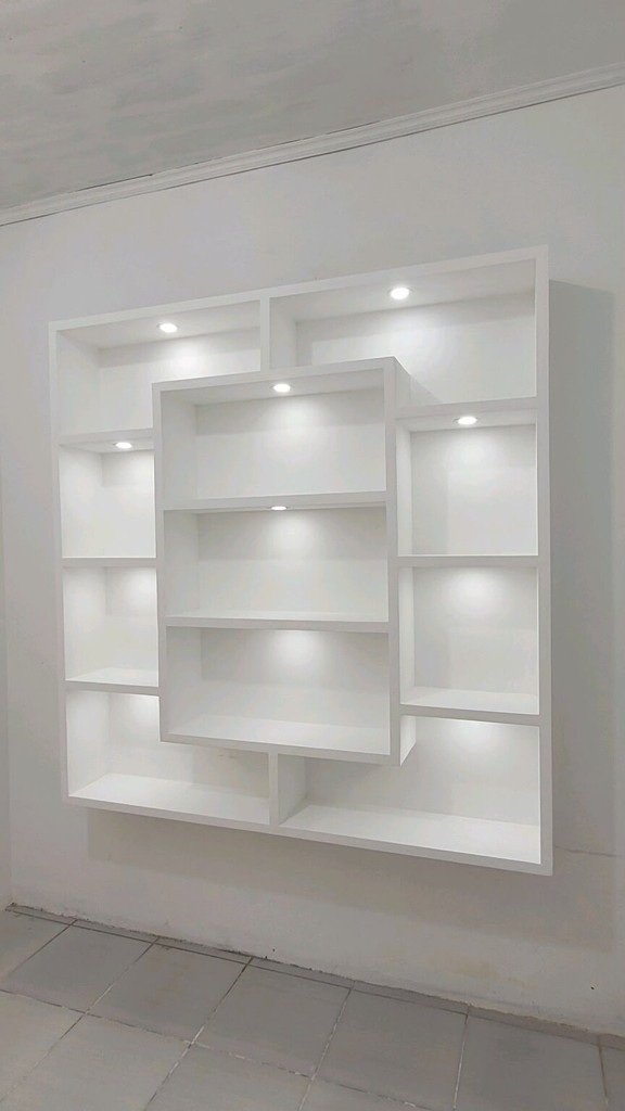 Wall display with projecting centre box